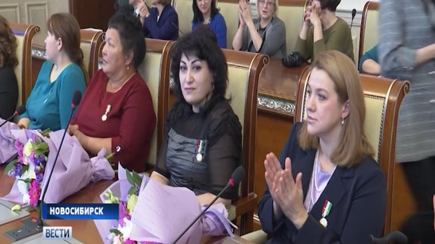 Многодетных матерей наградили в правительстве Новосибирской области