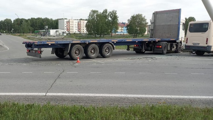 В Новосибирской области водитель ГАЗели попал в больницу после столкновения с грузовиком