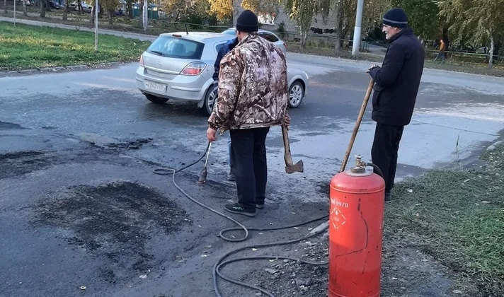  Новосибирцев удивили странные мужчины, ремонтирующие дорогу топором