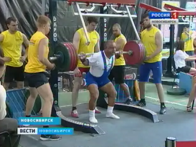 Турнир по пауэрлифтингу собрал в Новосибирске российских и зарубежных спортсменов