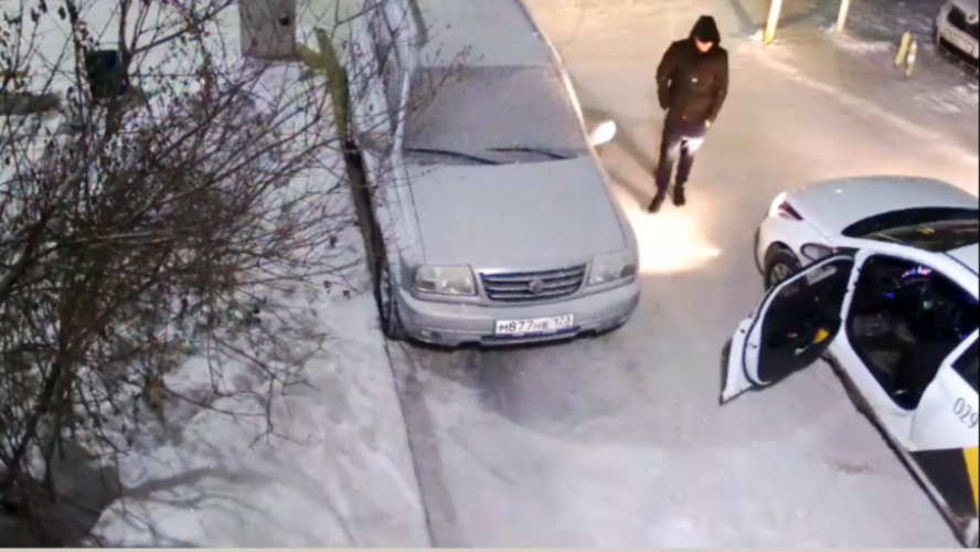В Новосибирске таксист вскрыл припаркованную машину и украл аккумулятор