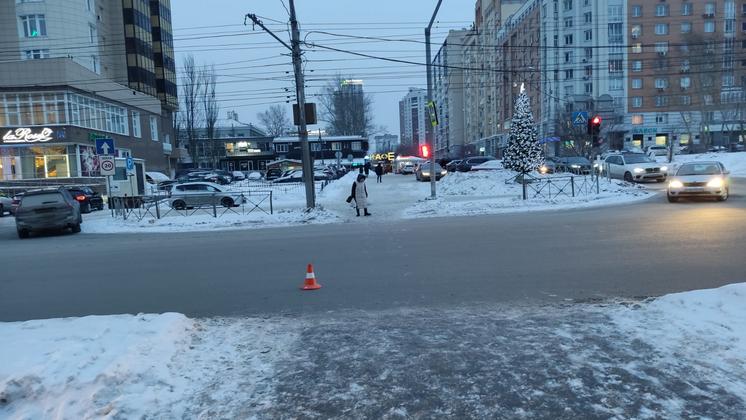 В Новосибирске автомобилист сбил мужчину с 6-летним ребёнком