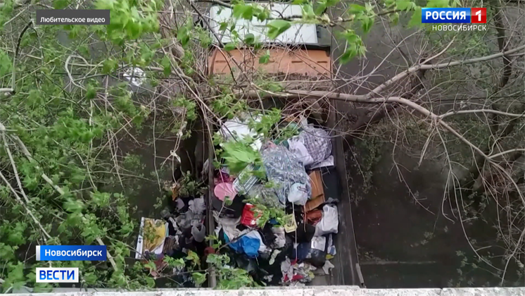 На склад мусора в одной из квартир жалуются жители дома в Новосибирске