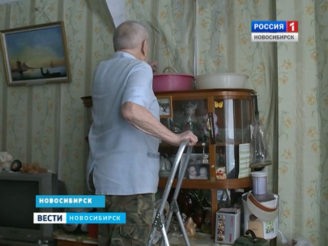 Новосибирский ветеран вынужден в одиночку решать проблемы с протекающей крышей