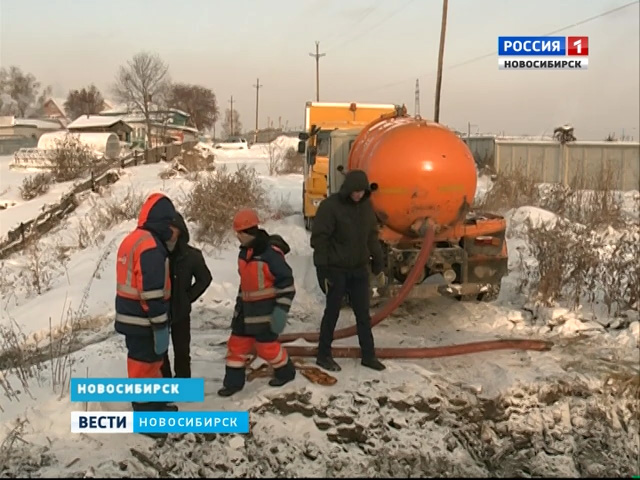 В Новосибирске сразу несколько аварийных бригад устраняли порывы на трубопроводах