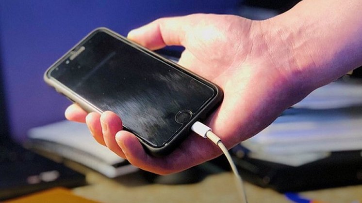 Новосибирец украл забытый приезжим смартфон на железнодорожном вокзале