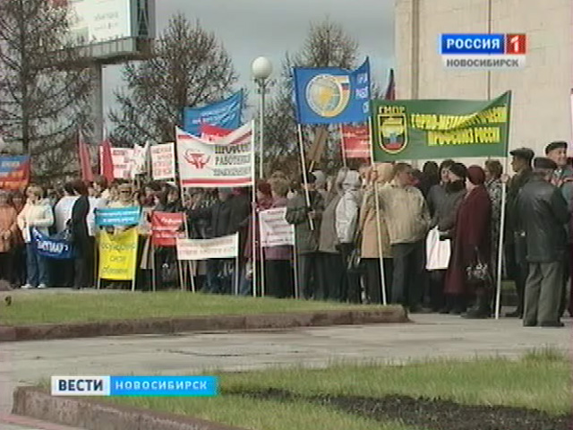 Профсоюзы пытались добиться прибавки, а депутаты затруднить проведение митингов