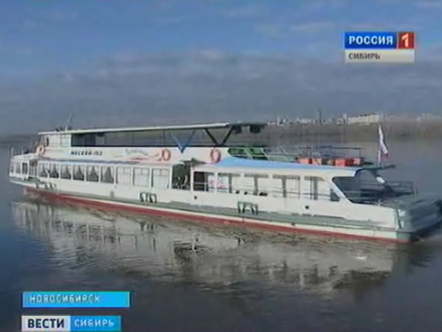Первый пассажирский теплоход отчалил от причала в Новосибирске