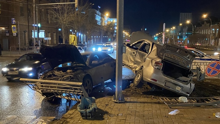  В Новосибирске автомобили снесли забор и дорожные знаки в результате ДТП