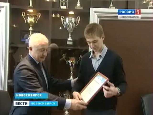 С золотой медалью и званием чемпиона мира по фехтованию среди кадетов в Новосибирск вернулся Иван Ильин