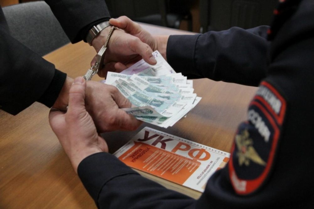 Иностранец пытался избежать депортации и предложил полицейскому 2 тысячи рублей в Новосибирске 