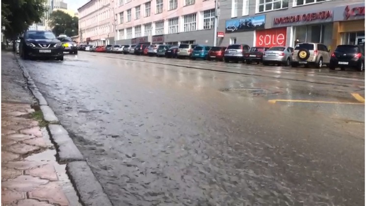 Центр Новосибирска затопило после сильного ливня 