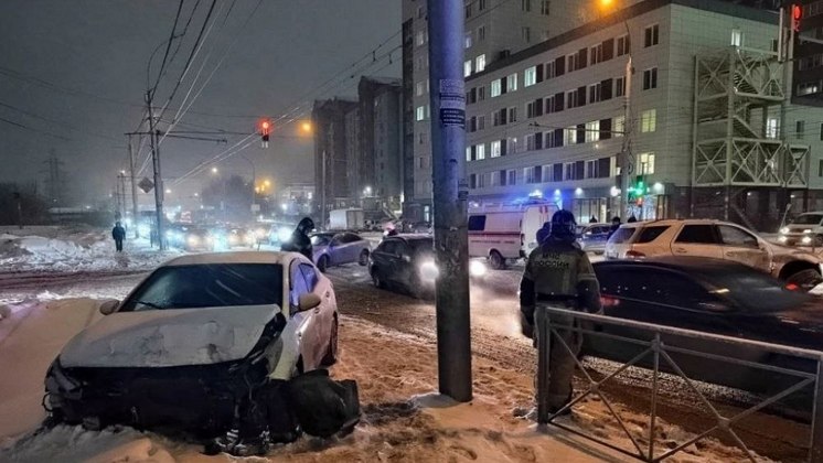 Спасатели предотвратили пожар после столкновения автомобилей в Новосибирске