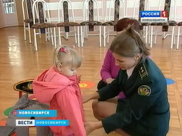 Воспитанники детдома получили в подарок от новосибирской таможни партию теплых вещей