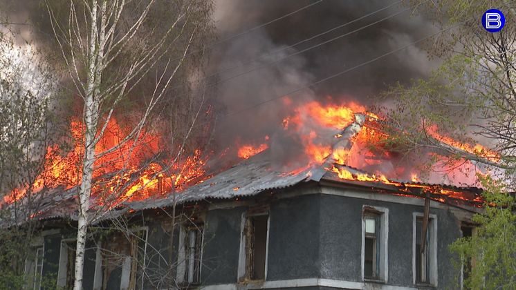 Заброшенный двухэтажный барак загорелся в Ленинском районе Новосибирска