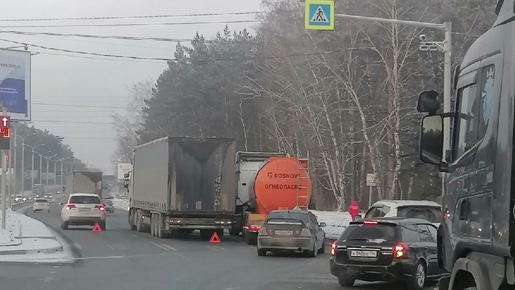 ДТП с большегрузами спровоцировали огромную пробку в Новосибирске