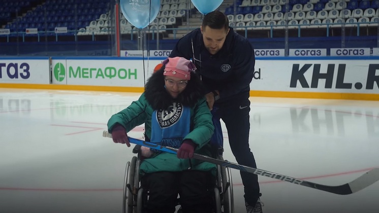 Хоккеист «Сибири» поздравил болельщицу на инвалидном кресле с днём рождения