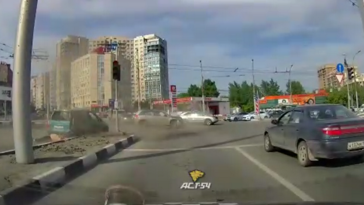 В Новосибирске женщина выпала из окна в результате ДТП