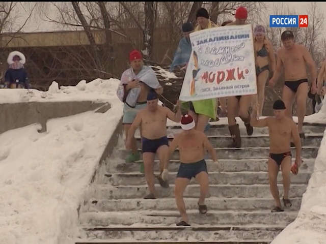 Вести Сибири: Омские «моржи» отметили начало года купанием в проруби 