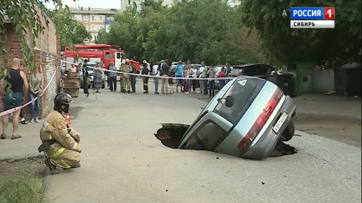 Автомобиль провалился в яму с кипятком в Омске