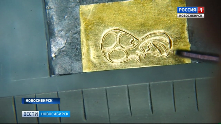 Новосибирский микроминиатюрист на рисовом зерне нарисовал эмблему Чемпионата мира по футболу