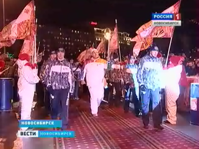 На встречу Олимпийского огня в Новосибирске вышли тысячи людей