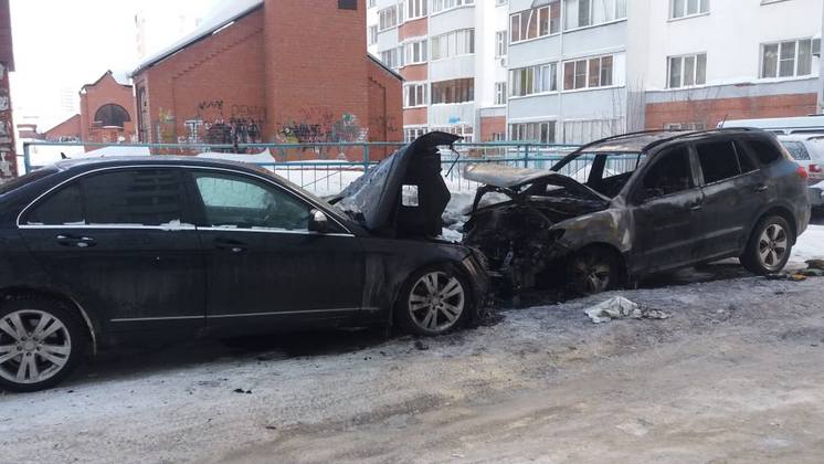 В Ленинском районе Новосибирска сгорели два автомобиля