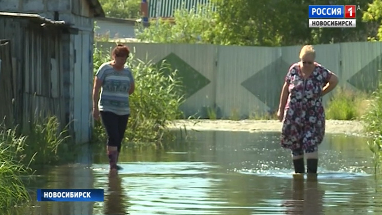 На улице Балластной в Новосибирске ввели режим ЧС из-за подтопленных домов