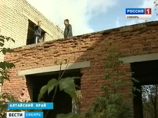В селе Алтайского края с крыши заброшенного здания упал ребенок