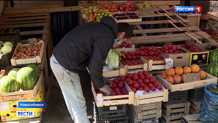 Как на коронавирусных дрожжах растёт число нелегальных торговцев фруктами в Новосибирске