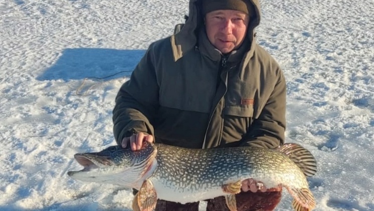Новосибирец поймал подо льдом озера Чаны большую 10-килограммовую щуку