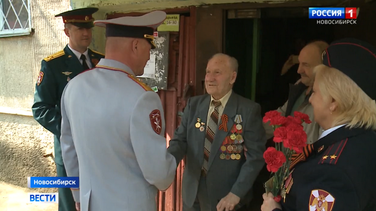 Ко Дню Победы в Новосибирске многих ветеранов поздравили мини-парадом