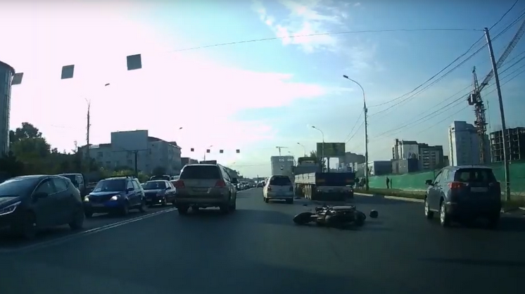 Смертельное ДТП с мотоциклистом в Новосибирске попало на видео 