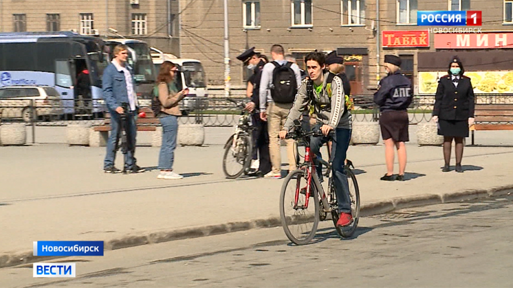 Инспекторы ГИБДД призвали новосибирских водителей обратить внимание на велосипедистов