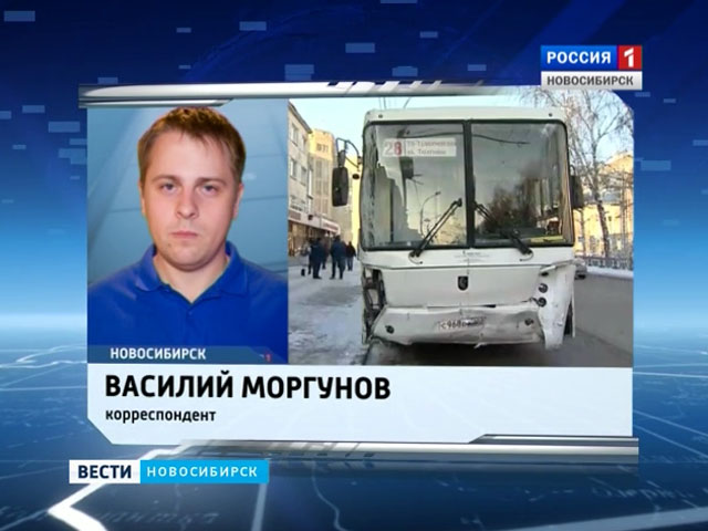 В центре Новосибирска автобус врезался в офис агентства недвижимости