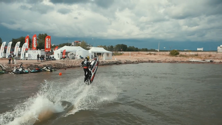 Завораживающие сцены с фестиваля аквабайкеров в Новосибирске попали в объектив камеры видеографа