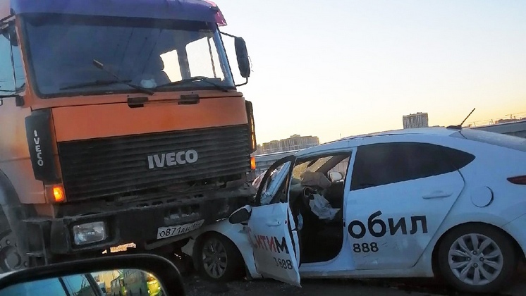 На Октябрьском мосту в Новосибирске автомобиль такси залетел под грузовик