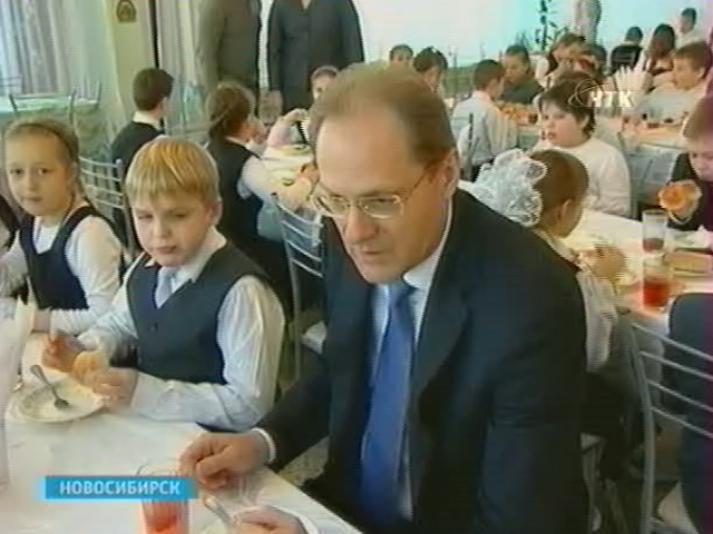 Губернатор Новосибирской области оценил качество обедов в школьных столовых