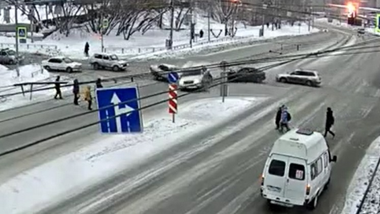 Жёсткая тройная авария в Новосибирске попала на видео 