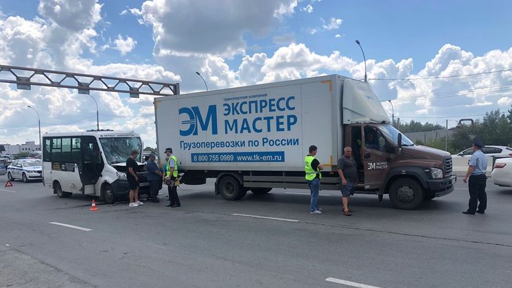 Водитель маршрутки №332 пострадал при столкновении с грузовиком в Новосибирске