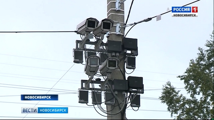 В Новосибирске на перекрестке улиц Есенина и Богаткова установили 16 камер