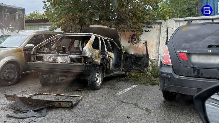 В Новосибирске тело мужчины нашли в сгоревшей машине на улице Писарева