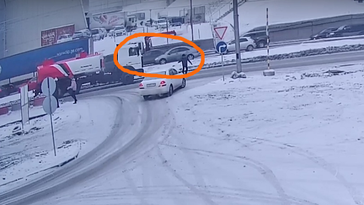 Момент наезда большегруза на пешехода попал на видео в Новосибирске
