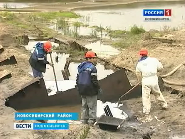 В Новосибирске предотвращен разлив нефтепродуктов из затонувшей баржи