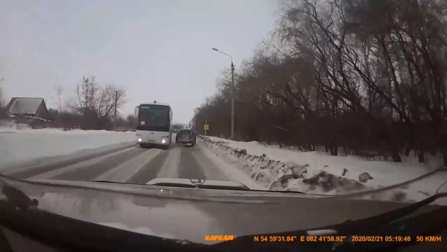Водитель Lexus чудом избежал лобового столкновения с автобусом под Новосибирском