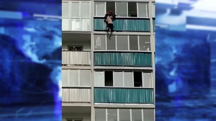 Повисший на балконе 12 этажа новосибирец переполошил горожан