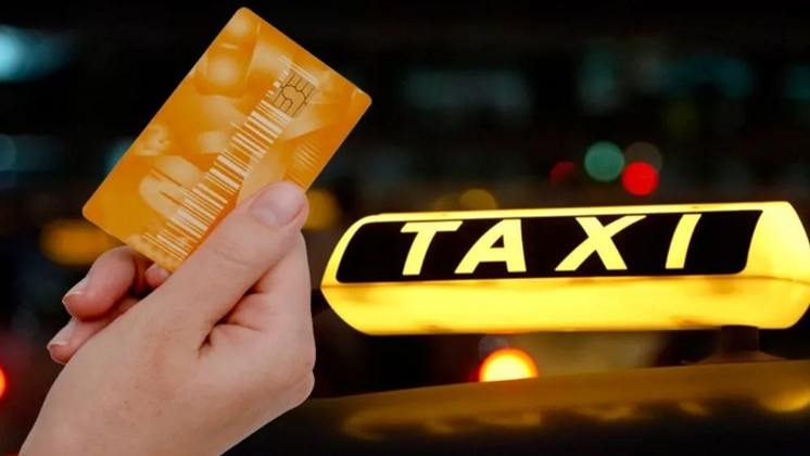В Новосибирске водитель такси пользовался банковской картой пассажирки