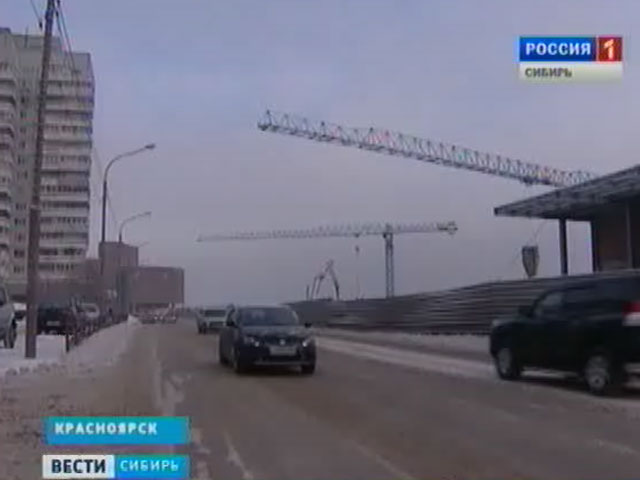 Красноярские автомобилисты забили тревогу из-за нависающих над дорогами строительных кранов