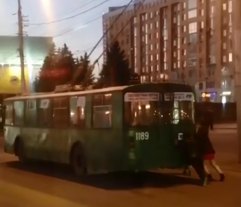 Пассажиры дружно толкают новосибирский троллейбус: видео  