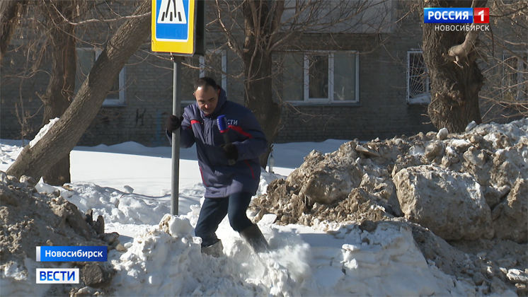 Корреспондент «Вести Новосибирск» смог пробиться через заснеженный пешеходный переход